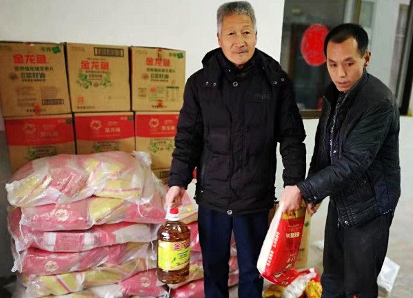 陜煤建設(shè)澄合分公司職工楊文剛自掏腰包為家鄉(xiāng)父老購買年貨