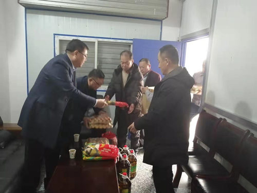 天工公司春節慰問一線職工