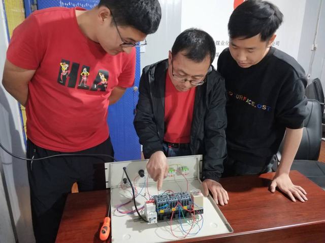 陜煤建設洗選煤運營公司檸條塔運營項目部:廢舊電箱巧變“練兵場” 導師帶徒實操出奇招