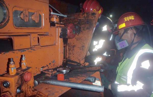 陜煤建設掘進公司:設備維護火力全開 保障“一機雙巷”創紀錄