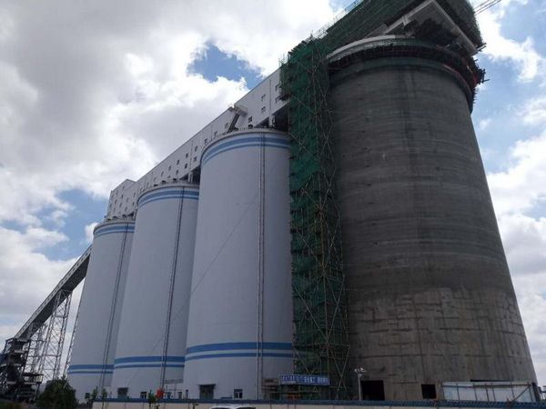 陜煤建天工公司承建的榆林曹家灘礦井原煤倉(cāng)擴(kuò)建主體工程順利封頂