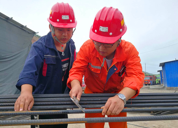 他和安全帽有個“約定”