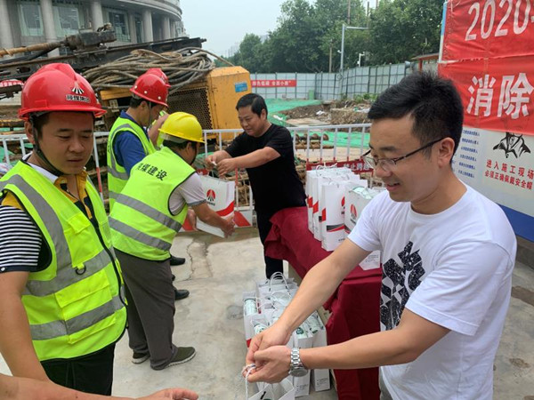 智慧泊車公司:夏日送清涼,關(guān)愛系深情