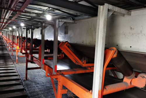 陜煤建設(shè)機(jī)電安裝公司曹家灘項目部24小時完成帶式輸送機(jī)膠帶更換工程