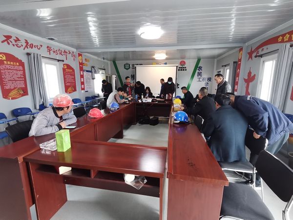 陜煤建設(shè)天工公司讓農(nóng)民工拿上工資卡 心里笑哈哈