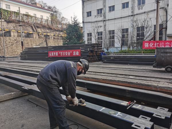 陜煤建設礦建二公司安裝項目部：玉華煤礦副井罐道更換工作順利推進