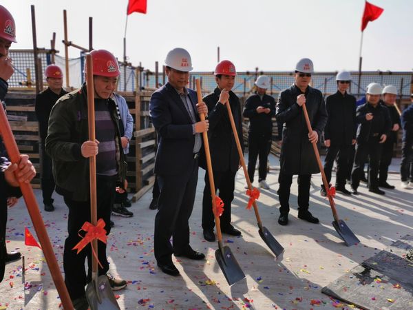 陜煤建設天工公司承建的富秦馨苑5#樓主體結構順利封頂