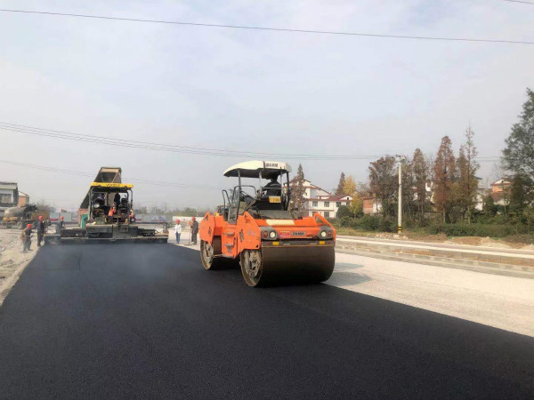 漢中分公司承建的漢中市金華路順利完成主車道粗粒式瀝青混凝土攤鋪