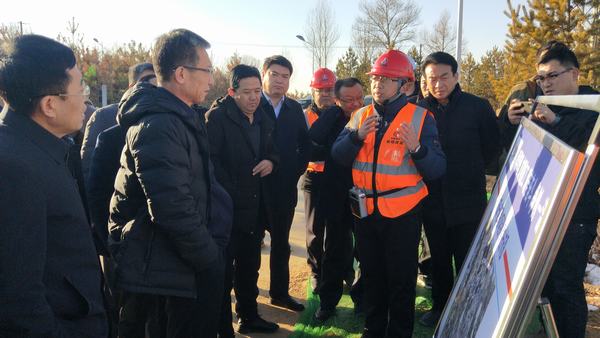 榆林市政協(xié)副主席、政府秘書(shū)長(zhǎng)、科創(chuàng)新城管委會(huì)主任趙志平一行蒞臨科創(chuàng)新城市政一期工程N(yùn)1項(xiàng)目指導(dǎo)工作
