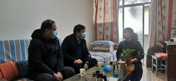 陜煤建設天工公司黨政工訪貧困  “疫”常精彩送溫暖