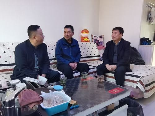 陜煤建設銅煤公司黨政領導春節前夕慰問困難職工