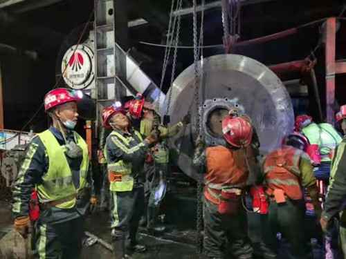 陜煤建設機電安裝公司小保當項目部順利更換大巷驅動滾筒