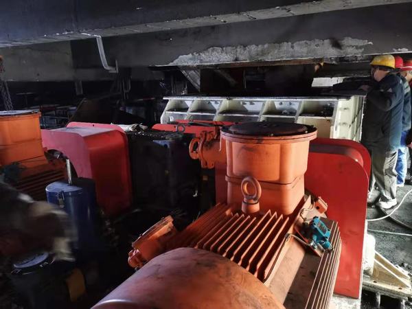 陜煤建設(shè)洗選煤運(yùn)營(yíng)公司第二項(xiàng)目部胡家河礦動(dòng)篩車(chē)間精煤破碎機(jī)拆除安裝工程順利完工