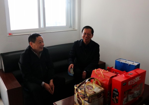 陜煤建設(shè)澄合分公司“五一”前夕走訪慰問勞動(dòng)模范