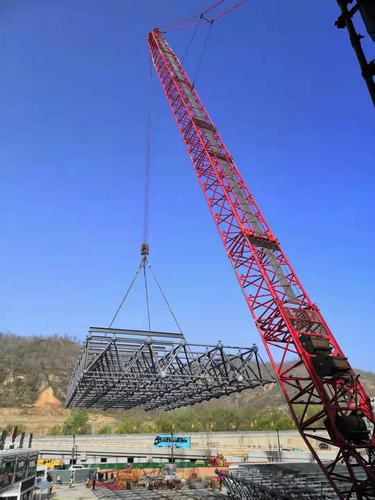 陜煤建設銅煤公司施工的延安保育院劇場超規(guī)模危險性較大工程網架吊裝順利實施完成