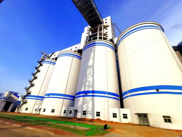 同舟共濟(jì)揚(yáng)帆起，乘風(fēng)破浪萬里航