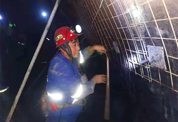 奉獻(xiàn)不言苦，追求無止境