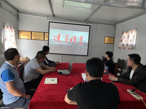 陜煤建設(shè)洗選煤運(yùn)營(yíng)公司第二項(xiàng)目部:觀看紅色電影 傳承紅色基因