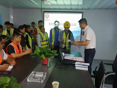 陜煤建設銅煤公司 深入施工現場開展“安全宣傳咨詢日”活動