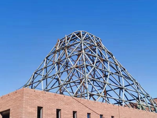 陜煤建設銅煤公司第十六項目部舉行廠前區職工活動中心工程鋼結構主體完成儀式