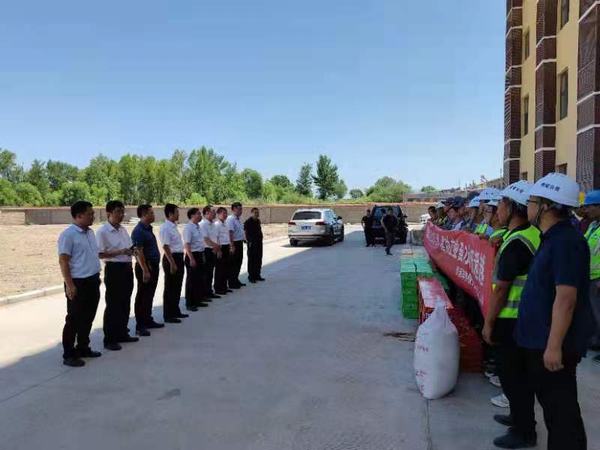 靖神鐵路公司黨委副書記、董事長陳俊濤為陜煤建設(shè)銅煤公司第八項目部靖神鐵路孟家灣機輛中心項目干部職工等送清涼