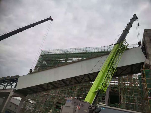 陜煤建設天工公司土建十二部施工的儲煤場4榀棧橋一次性吊裝成功