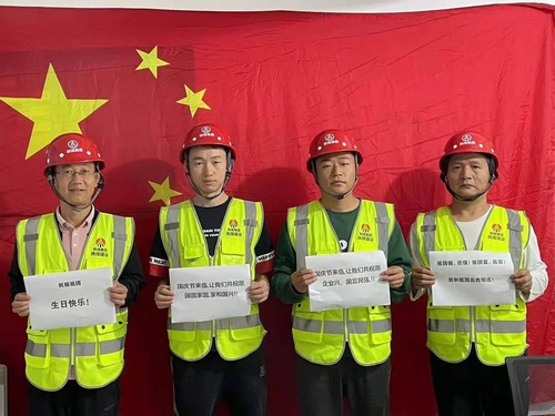 我和國旗合個(gè)影，曬出濃濃愛國情！