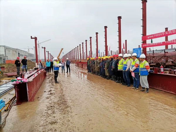 陜煤建設(shè)渭南分公司承建的南京金龍純電動(dòng)商用車建設(shè)項(xiàng)目總裝車間7萬(wàn)平米超危大網(wǎng)架工程順利頂升