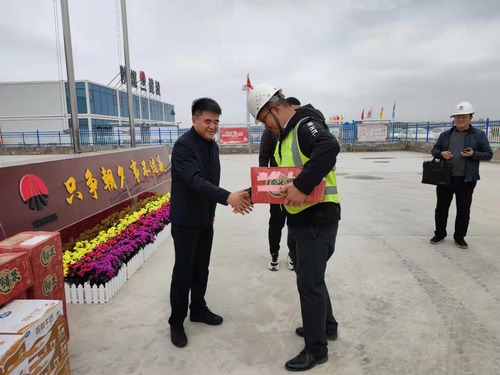 陜西智能煤炭物流有限公司執(zhí)行董事張軍榮慰問陜煤建設(shè)路橋分公司榆陽煤炭物流園區(qū)項目一線職工