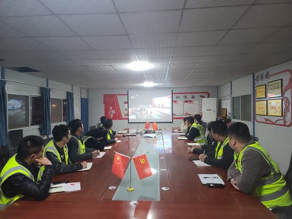 陜煤建設銅煤公司基層各黨支部組織黨員觀看《黨課開講啦》