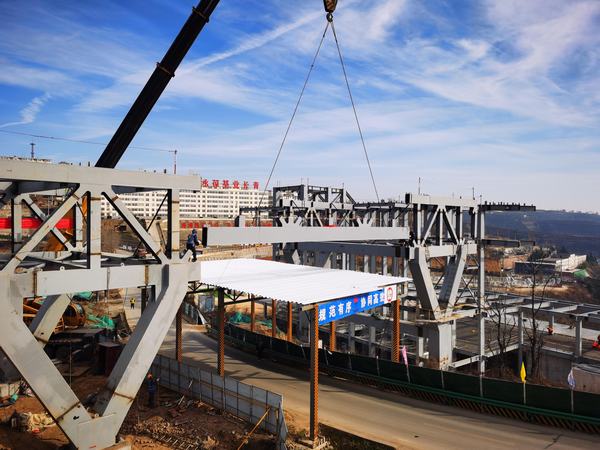 陜煤建設銅煤公司第三項目部承建的王石凹工業遺址項目游客服務中心跨縣道廊橋順利合攏