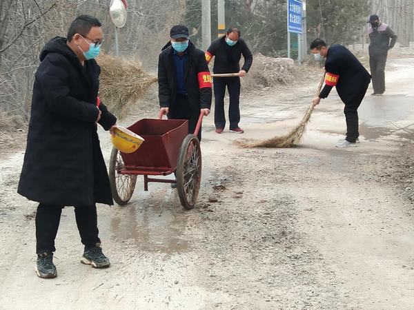 陜煤建設銅煤公司基層黨員服務隊清掃馬路服務群眾暖心路
