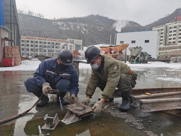 陜煤建設礦建二公司安裝項目部：風雪難掩熱情 全力保障生產