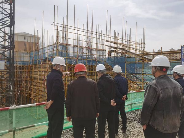 包頭市住建局安全組長李虎一行深入陜煤建設天工公司承建的中潤府項目檢查指導工作