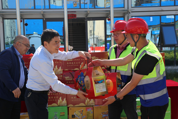 楊讓順慰問五一期間堅(jiān)守崗位一線員工