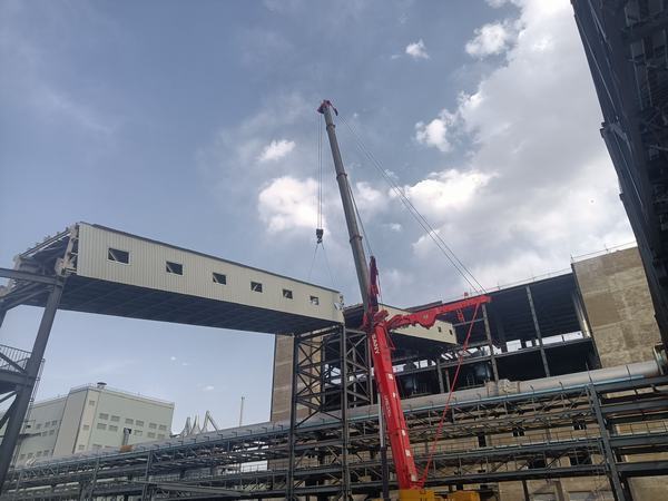 陜煤建設(shè)榆林公司神木電石棧橋工程桁架吊裝4天完成13跨，跑出項目“加速度”