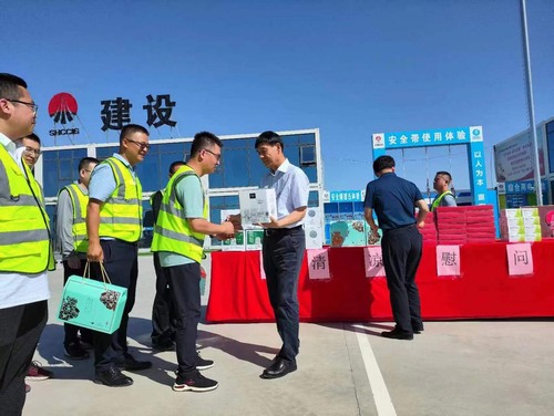 侯本英深入陜北片區項目開展“送清涼”慰問活動