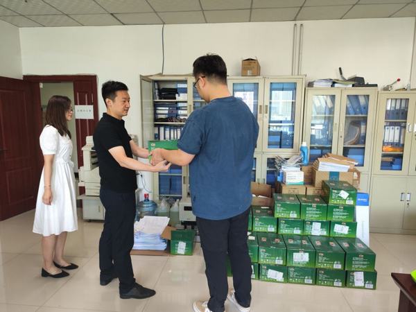 炎炎夏日送清涼，濃濃關(guān)愛沁人心