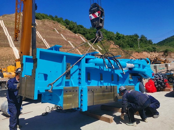 陜煤建設(shè)礦建三公司崔木項(xiàng)目部首臺綜掘機(jī)順利入井運(yùn)行