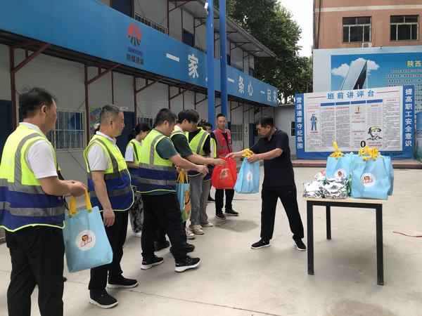 陜煤建設(shè)韓城分公司開展“送清涼進(jìn)一線，為職工辦實(shí)事”活動(dòng)