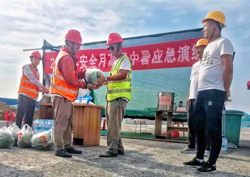 陜煤建設(shè)路橋分公司渭南項(xiàng)目部開展“高溫中暑”應(yīng)急演練及“送清涼”活動(dòng)