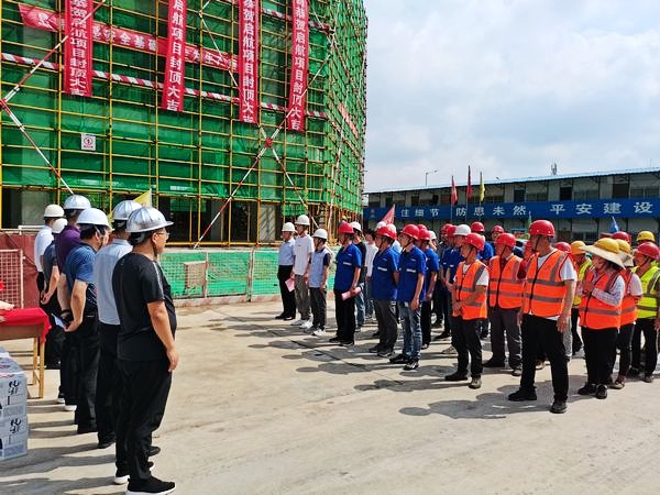 陜煤建設渭南分公司承建的渭南啟航A、B座工程主體順利封頂