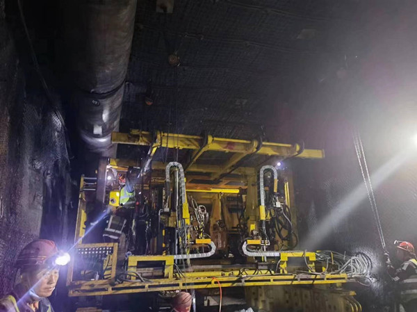 陜煤建設機電安裝公司小保當項目部順利完成護盾機器人安裝