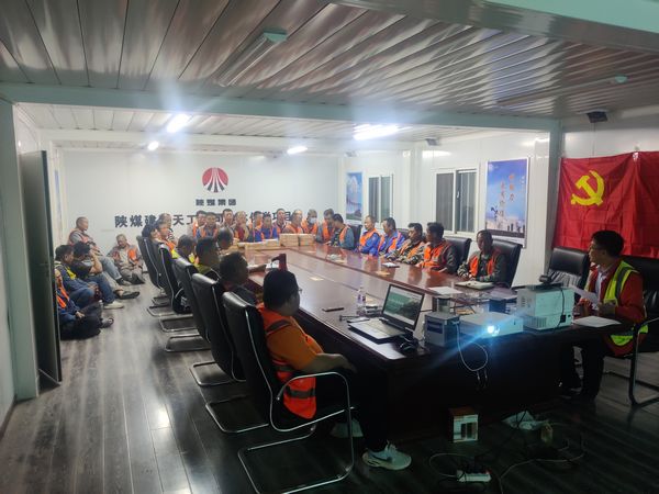 陜煤建設天工公司安裝一部：迎高溫、戰(zhàn)酷暑 確保汽車卸煤溝安裝工程如期交付