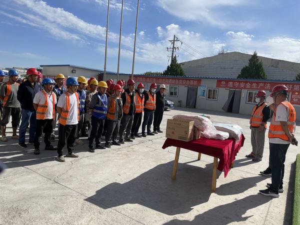 陜煤建設(shè)西北分公司：張掖潤泉瑞苑項目3#、5#、8#住宅樓喜封頂