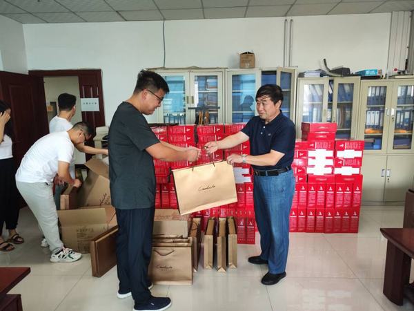 月餅送祝福，情意滿中秋