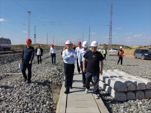 陜西鐵路物流集團副總經理李博一行深入靖神鐵路項目檢查指導