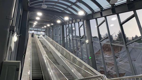 陜煤建設韓城分公司承建的檸條塔礦安培中心扶梯玻璃通道工程順利交付使用