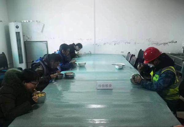 陜煤建設銅煤公司：冬至餃飄香 祝福含新意