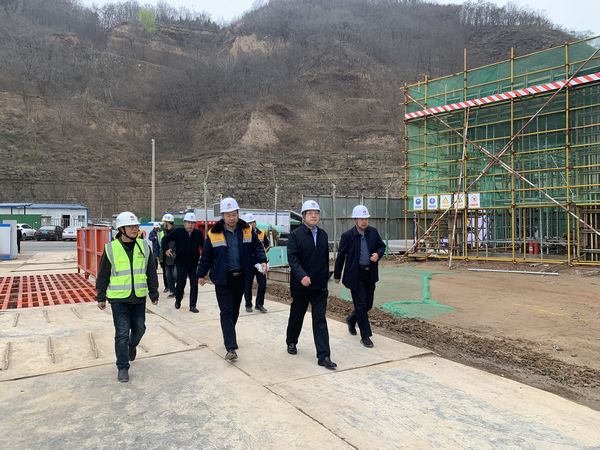 陜西彬長集團有限公司董事長、黨委書記一行蒞臨陜煤建設天工公司承建的儲煤倉工地檢查指導工作